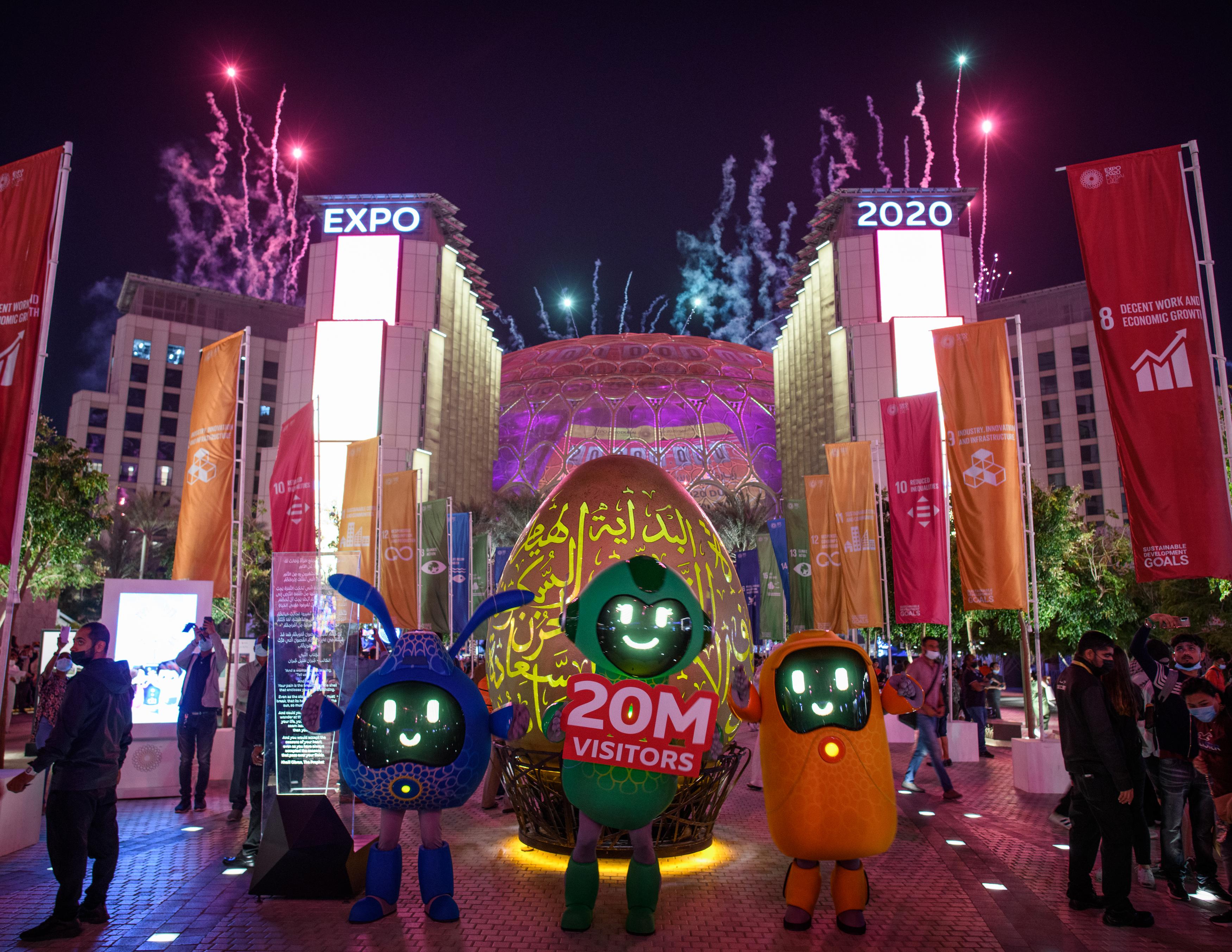 fmbusiness.hu - Arany Gábor tudósítása Dubajból - Expo mascots Alif_ Terra and Opti during the 20 Million Visits Celebrations and fireworks on Al Wasl Avenue_Web Image_m65666