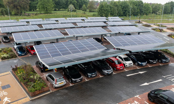 Társadalmi egyeztetés indult a parkolókban elhelyezett napelemek telepítéséről