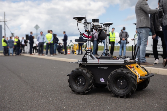 Nem alszik el, mindenre figyel – amikor a robotok járőröznek